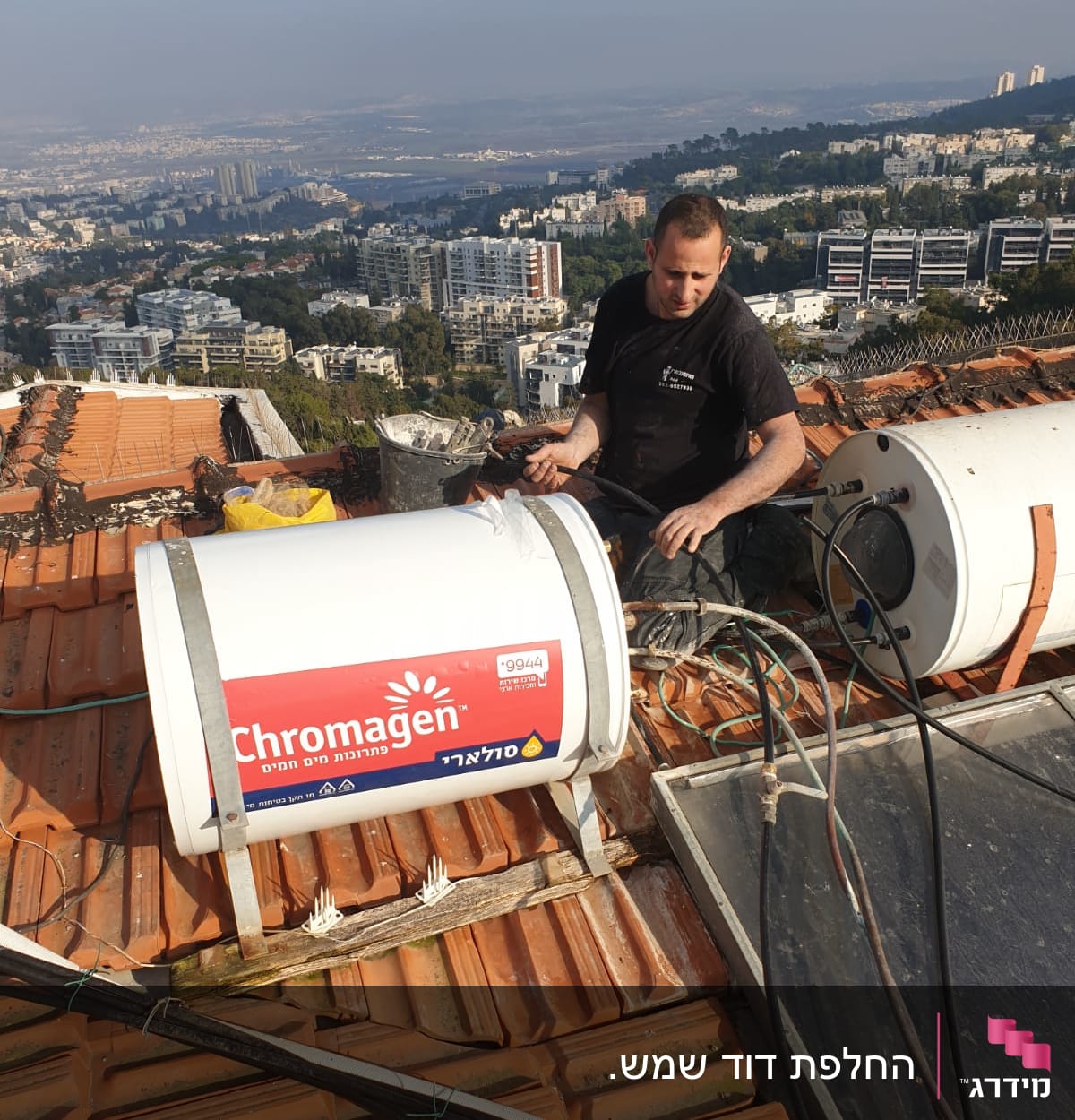 אדם מתקין דוד שמש על גג רעפים